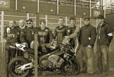 The Honda team for the 2009 TT re-enact the photo of the original 1959 Honda team (Honda)